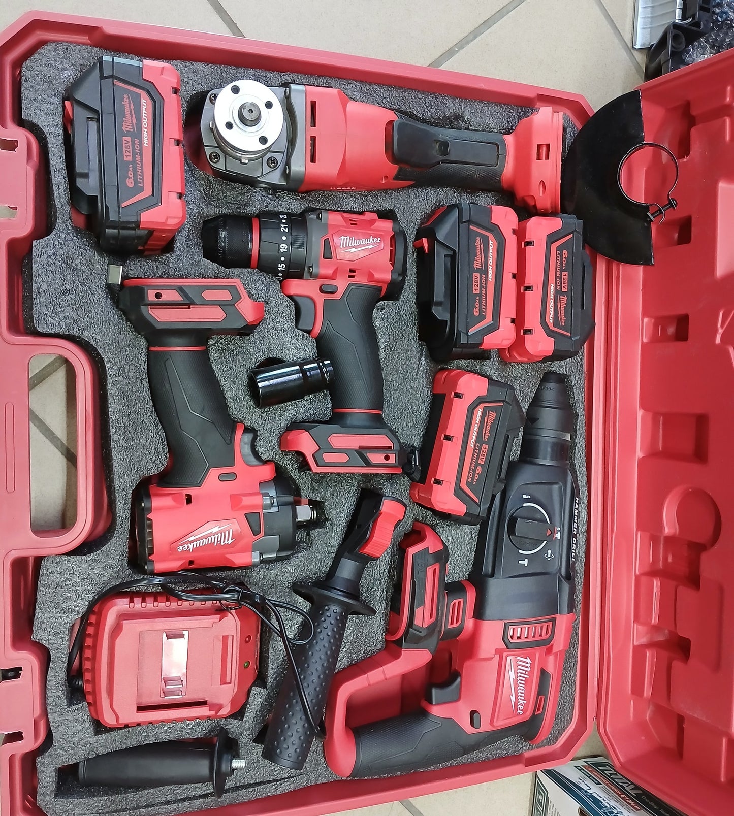 MILWAUKEE 4-u-1 aku set – bušilica, udarni odvijač, brusilica, štemalica (4x baterije, kofer)