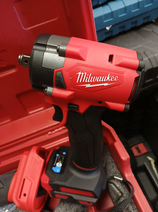 Milwaukee 2u1 Aku Set – Odvijač i Brusilica + 2 Baterije 128V / 5.0Ah
