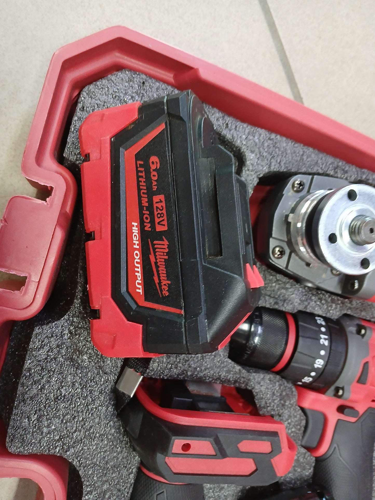 MILWAUKEE 4-u-1 aku set – bušilica, udarni odvijač, brusilica, štemalica (4x baterije, kofer)