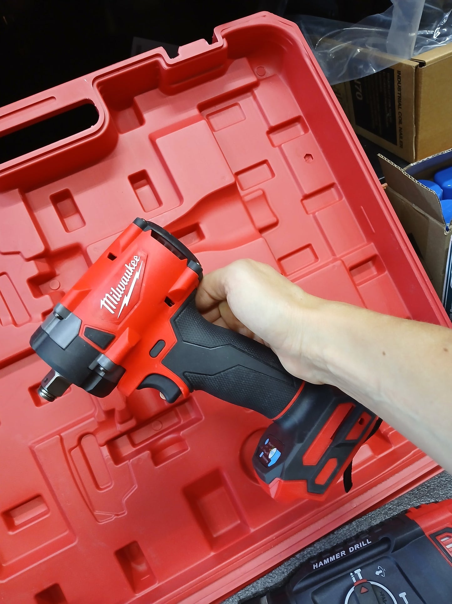 MILWAUKEE 4-u-1 aku set – bušilica, udarni odvijač, brusilica, štemalica (4x baterije, kofer)