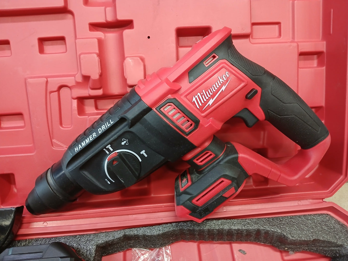 MILWAUKEE 4-u-1 aku set – bušilica, udarni odvijač, brusilica, štemalica (4x baterije, kofer)
