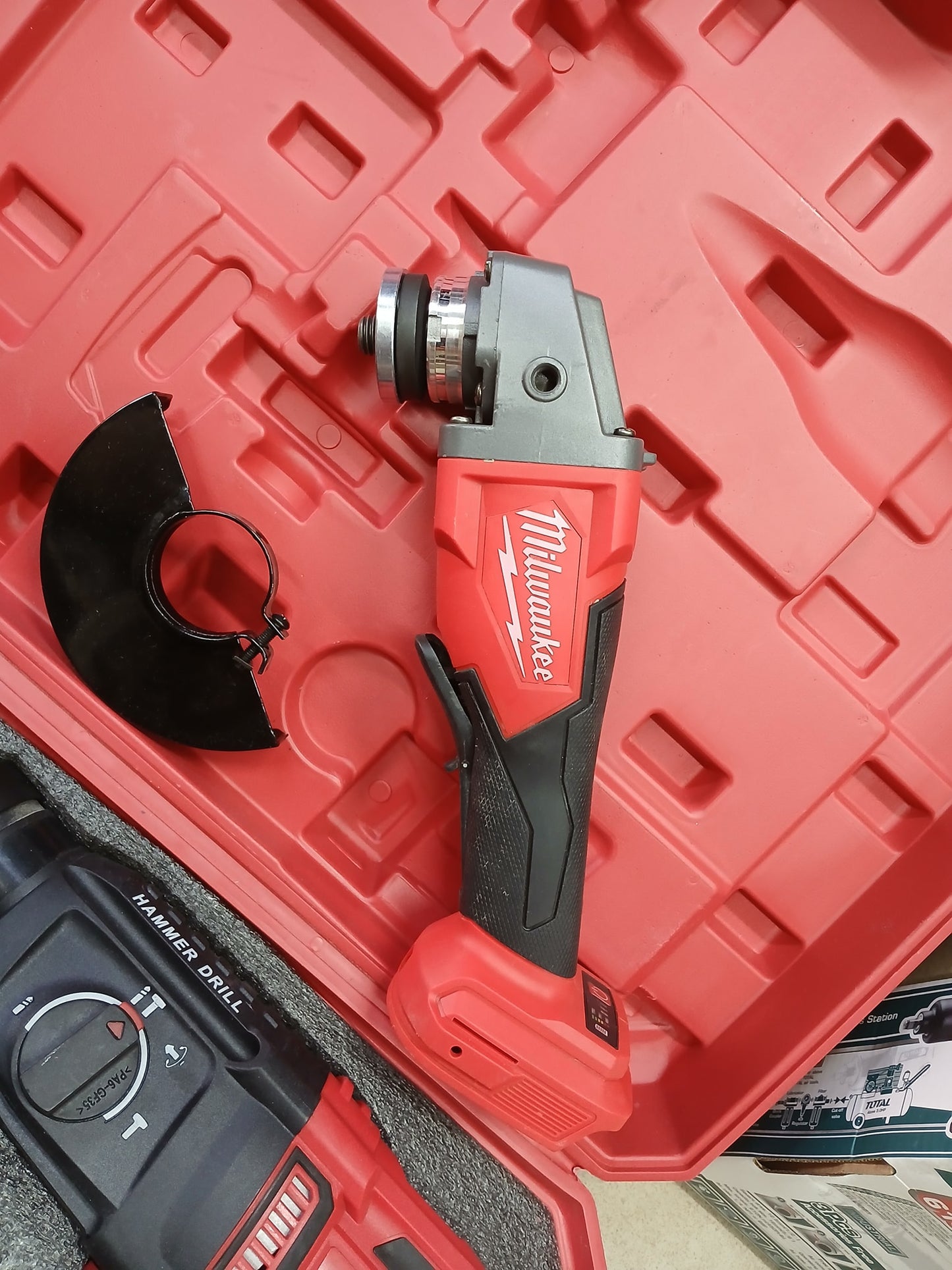 MILWAUKEE 4-u-1 aku set – bušilica, udarni odvijač, brusilica, štemalica (4x baterije, kofer)