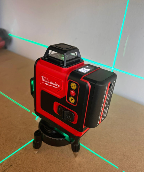 Milwaukee Laserski Nivelir 16 Linija – Zeleni Zraci + Stalak