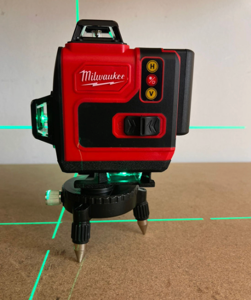 Milwaukee Laserski Nivelir 16 Linija – Zeleni Zraci + Stalak