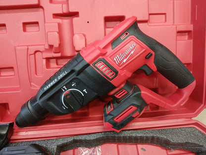 MILWAUKEE 4-u-1 aku set – bušilica, udarni odvijač, brusilica, štemalica (4x baterije, kofer)